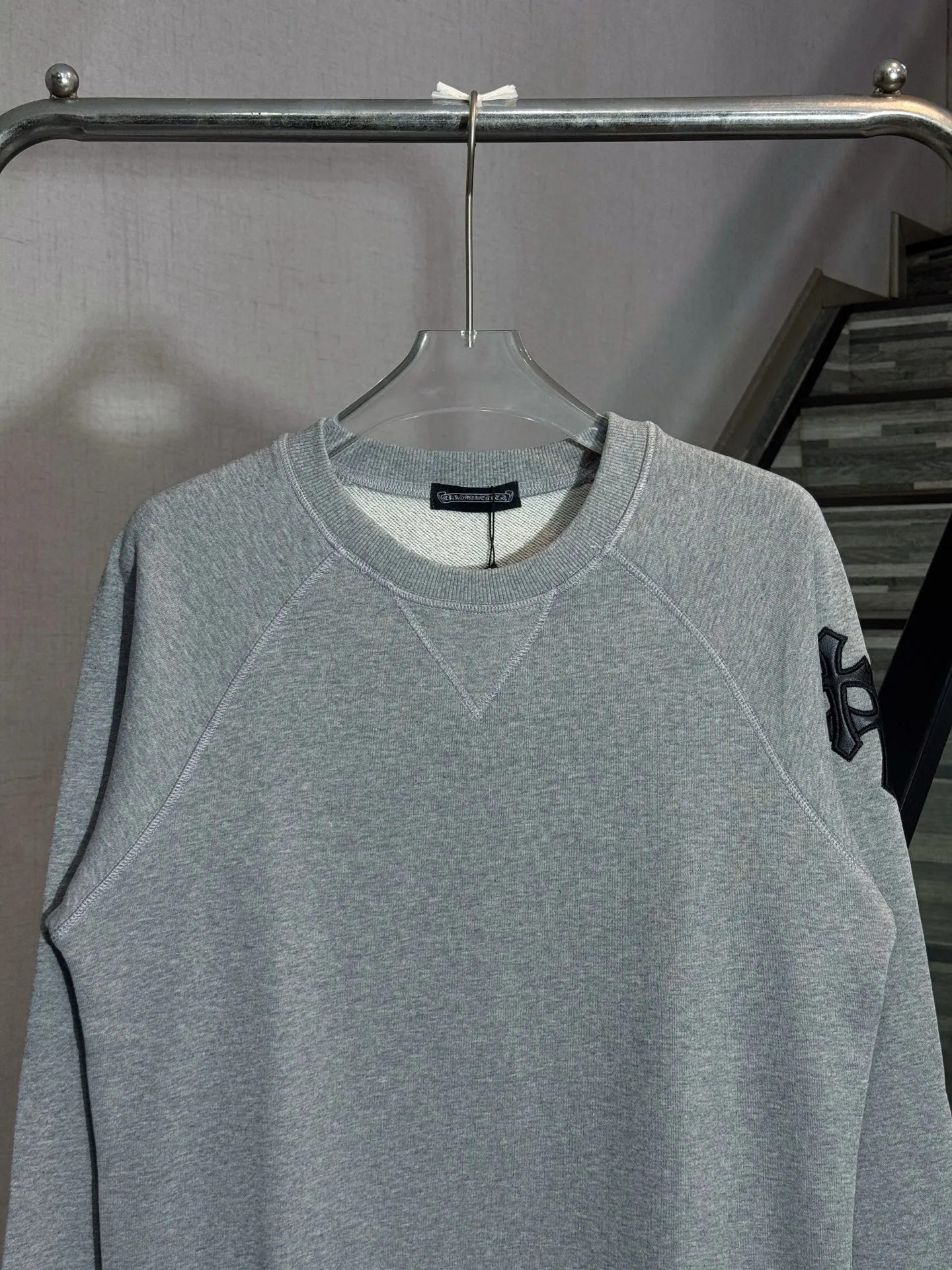 P220 model number: HE392 Chromehearts-Chrome heart logo embroidered pure cotton round neck sweatshirt The fabric of the clothing is made of 420g high-weight pure cotton terry fabric. The upper body is comfortable and breathable, has a delicate and smooth feel, and is extremely warm. The arms are sewn with the original Croix heart cross leather label. The arm hems are made of elastic threads of the same color and color. The Croix heart small letter hardware iron label is customized on the back. The original label is made by a large factory. It has three complete labels. It has a loose os version. Kuaishou Xiaohongshu's popular sweatshirt, you can buy it with confidence.  Color: Gray Size: S M L XL